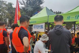 要布置战术？对阵辽宁北京总教练许利民直接坐在乔里欧旁边